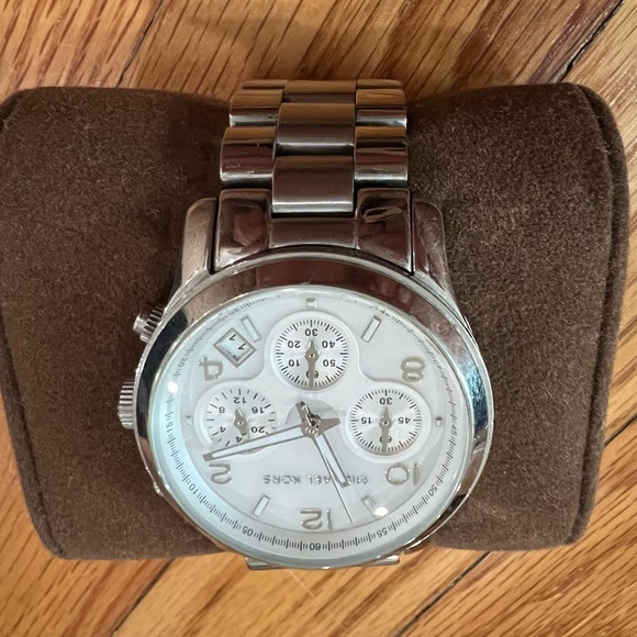 Michael Kors watch in silver - Picture 3 of 8